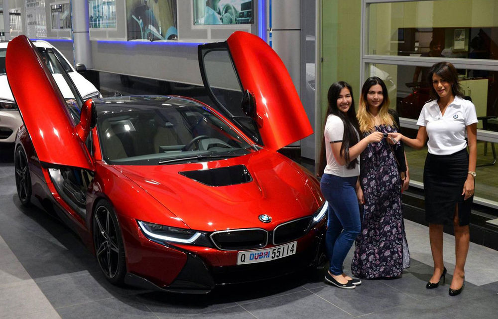 Ce cadouri se mai oferă prințeselor din Orientul Mijlociu: un BMW i8 vopsit într-o culoare unică - Poza 1