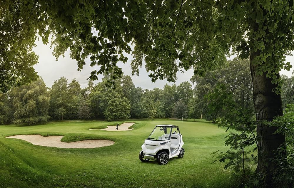 Mercedes-ul mașinilor de golf are frigider ascuns în banchetă, faruri LED și inserții de lemn - Poza 11