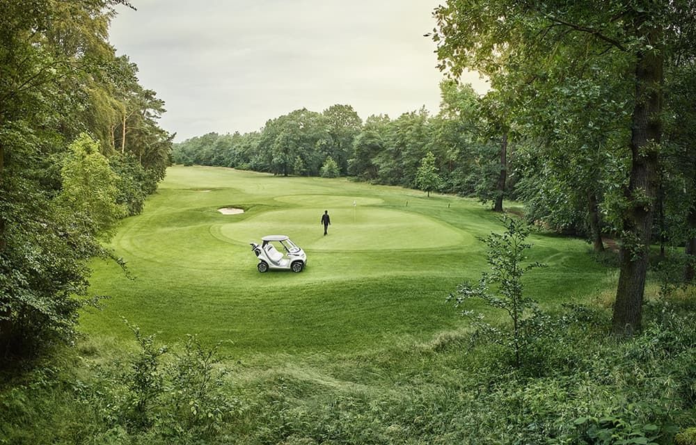 Mercedes-ul mașinilor de golf are frigider ascuns în banchetă, faruri LED și inserții de lemn - Poza 8