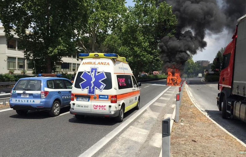 Ars din cauze necunoscute: un BMW i3 de poliție, distrus de foc în Italia - Poza 2