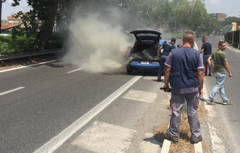 Ars din cauze necunoscute: un BMW i3 de poliție, distrus de foc în Italia - Poza 3