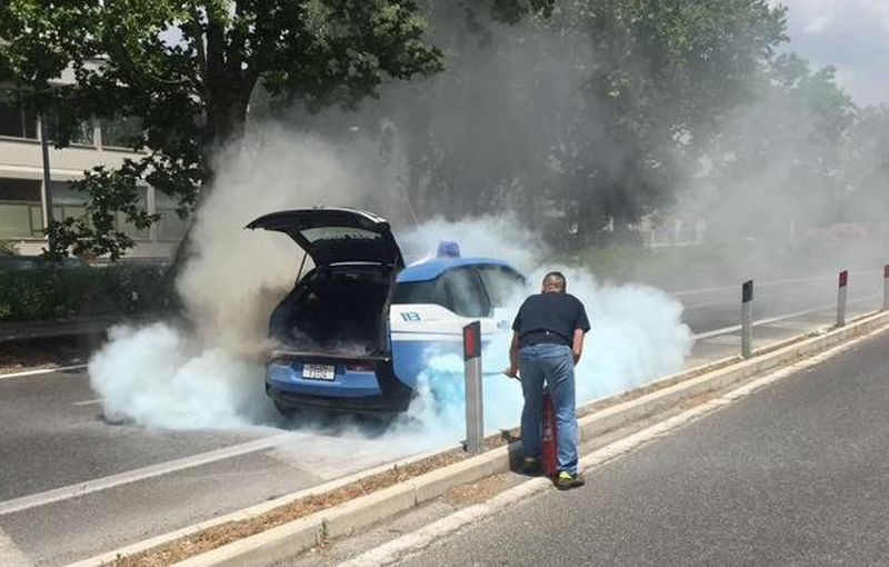 Ars din cauze necunoscute: un BMW i3 de poliție, distrus de foc în Italia - Poza 1