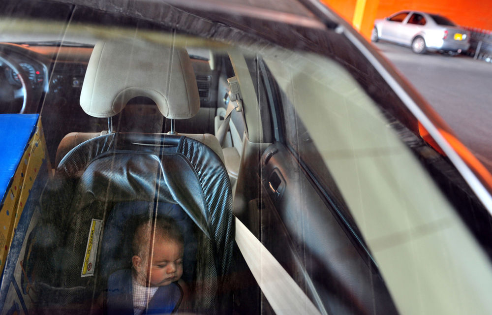 Autoritățile din SUA avertizează: copiii uitați de părinți în mașină pe timp de vară pot fi supuși unor temperaturi letale - Poza 1