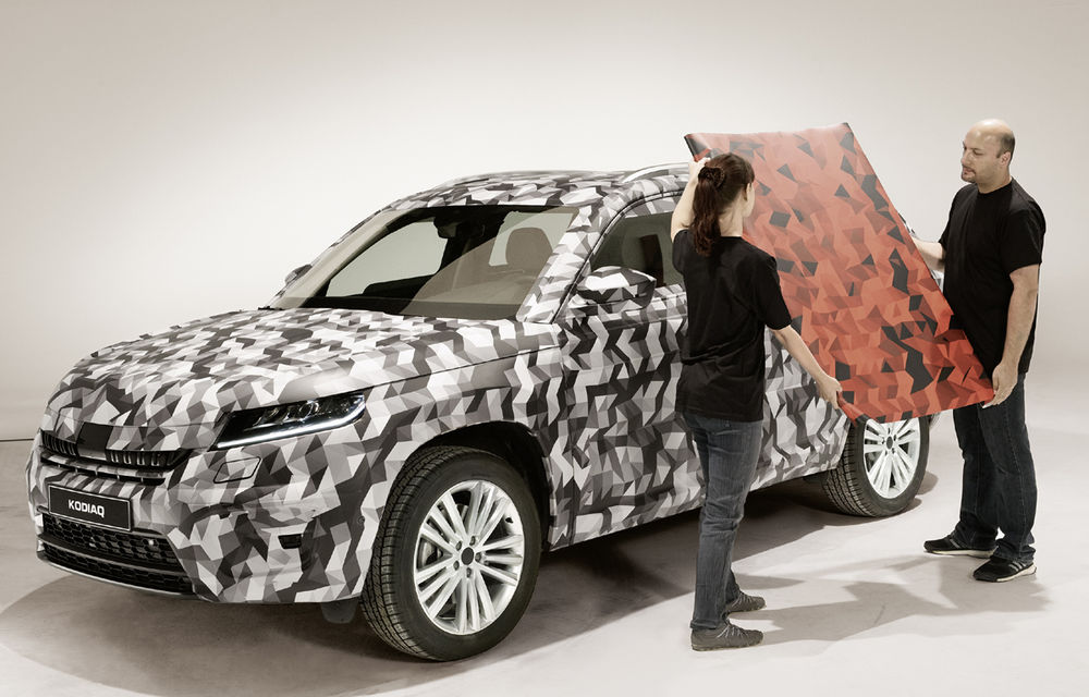 Un nou teaser pentru Skoda Kodiaq: SUV-ul din Cehia va apărea camuflat pe străzile Parisului - Poza 1