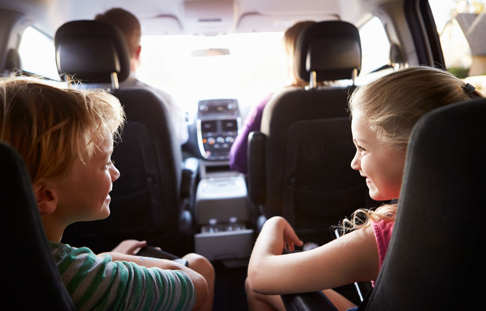 Prezenţa copiilor în maşină nu ne face mai prudenţi la volan: 9 părinţi din 10 nu renunţă la comportamentul periculos - Poza 1