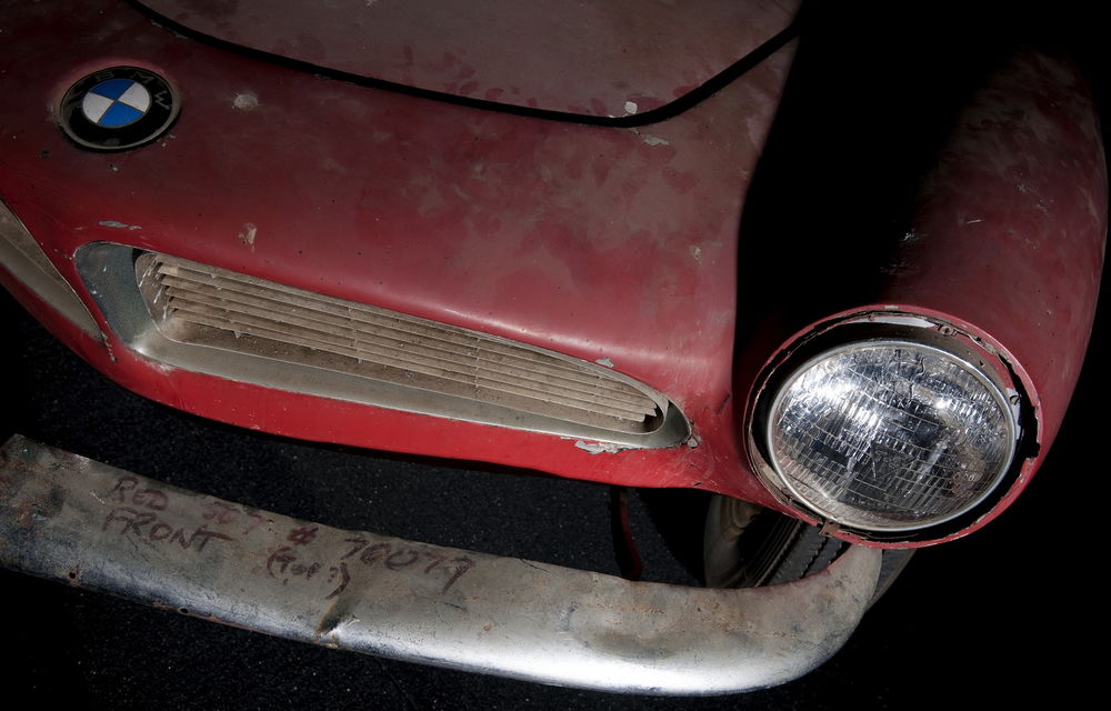 După ce a fost descoperită într-un hambar, mașina lui Elvis Presley a fost recondiționată de BMW - Poza 54