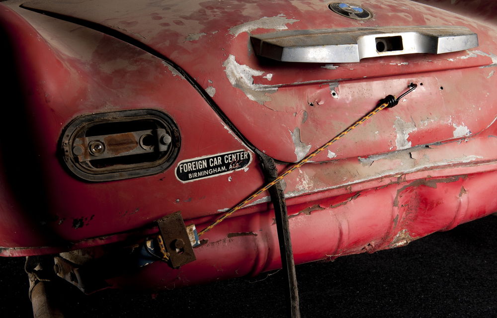 După ce a fost descoperită într-un hambar, mașina lui Elvis Presley a fost recondiționată de BMW - Poza 56