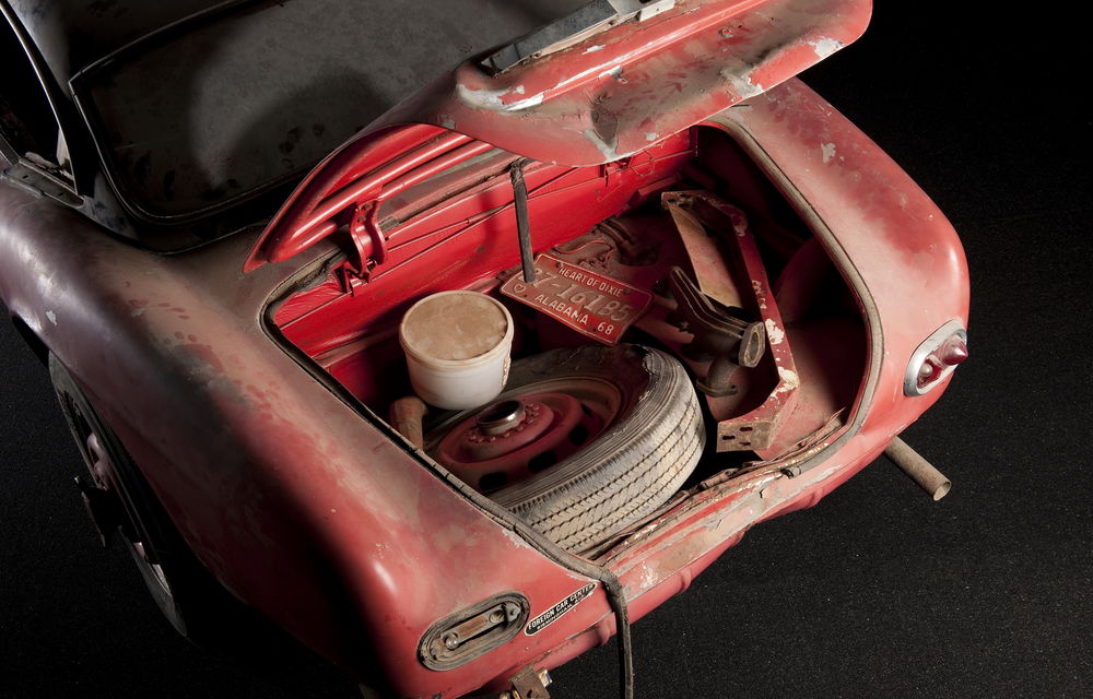 După ce a fost descoperită într-un hambar, mașina lui Elvis Presley a fost recondiționată de BMW - Poza 58