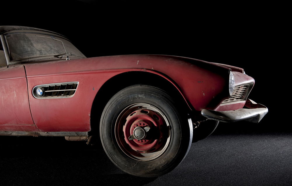 După ce a fost descoperită într-un hambar, mașina lui Elvis Presley a fost recondiționată de BMW - Poza 33