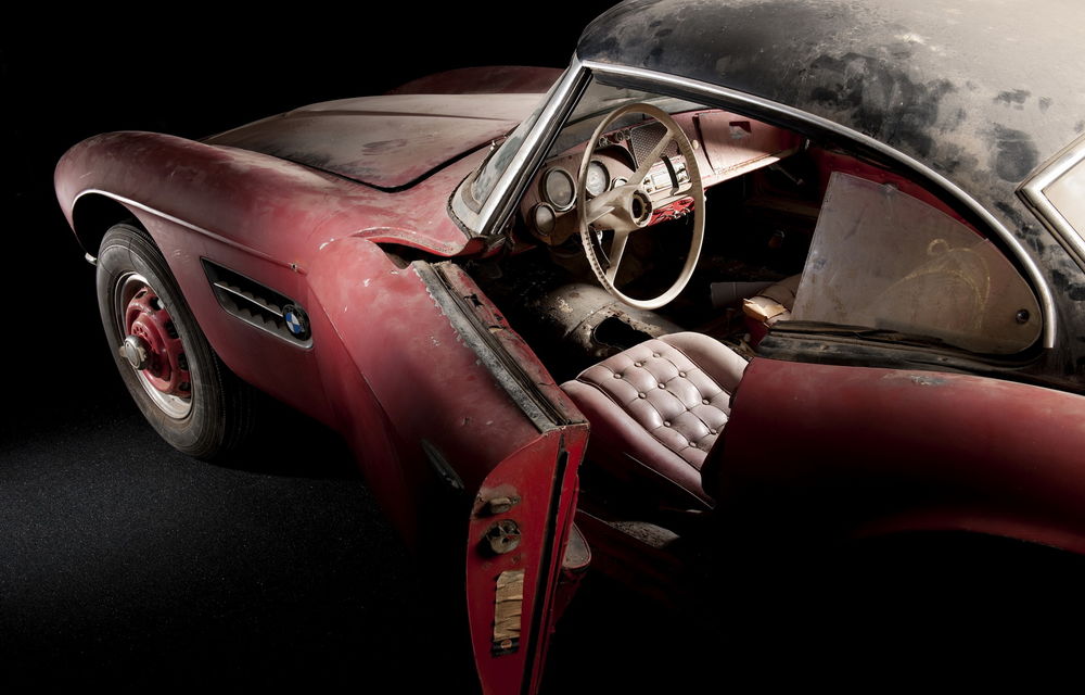 După ce a fost descoperită într-un hambar, mașina lui Elvis Presley a fost recondiționată de BMW - Poza 39