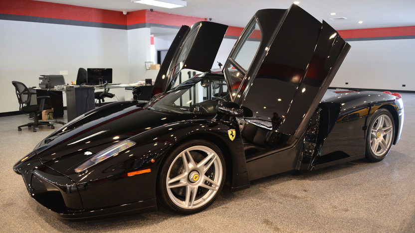 O mașină rară devine disponibilă: unul dintre cele patru exemplare Ferrari Enzo negre se vinde la licitație în SUA - Poza 8