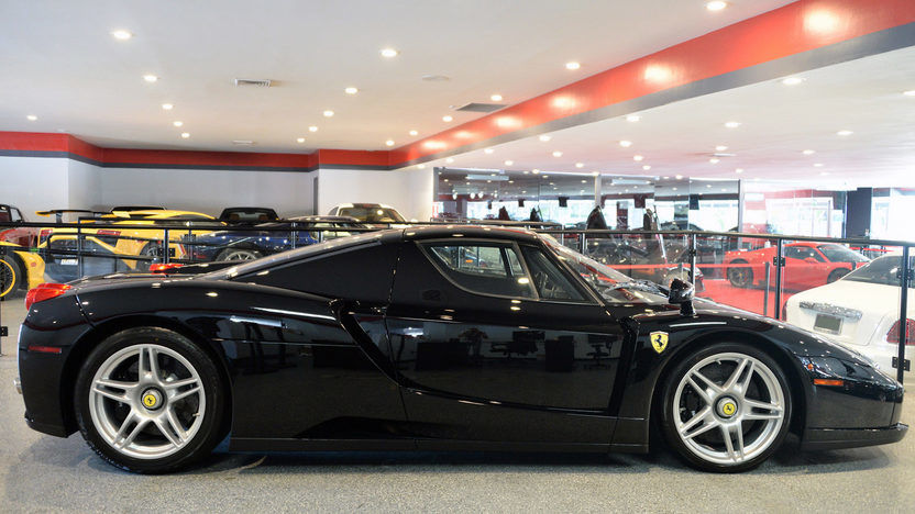 O mașină rară devine disponibilă: unul dintre cele patru exemplare Ferrari Enzo negre se vinde la licitație în SUA - Poza 2