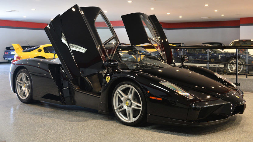 O mașină rară devine disponibilă: unul dintre cele patru exemplare Ferrari Enzo negre se vinde la licitație în SUA - Poza 7
