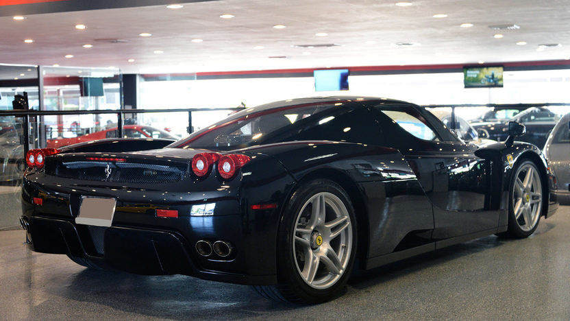 O mașină rară devine disponibilă: unul dintre cele patru exemplare Ferrari Enzo negre se vinde la licitație în SUA - Poza 3