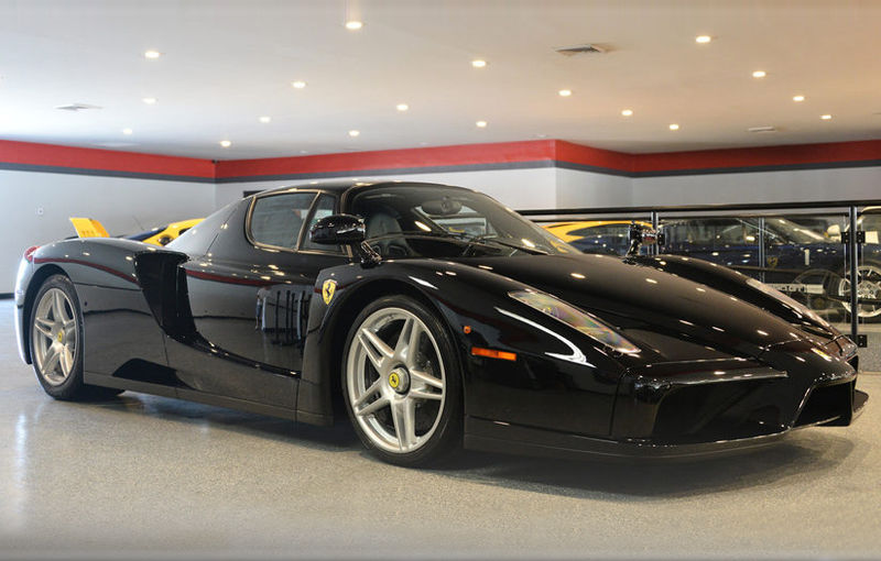 O mașină rară devine disponibilă: unul dintre cele patru exemplare Ferrari Enzo negre se vinde la licitație în SUA - Poza 1