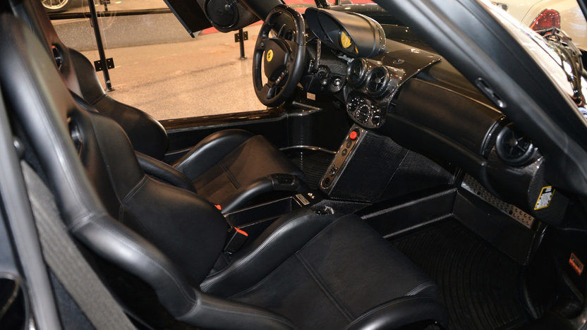 O mașină rară devine disponibilă: unul dintre cele patru exemplare Ferrari Enzo negre se vinde la licitație în SUA - Poza 4