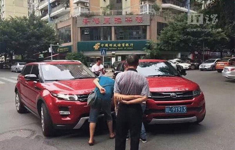 Strada își face singură dreptate: accident între Range Rover Evoque și copia sa chinezească - Poza 1