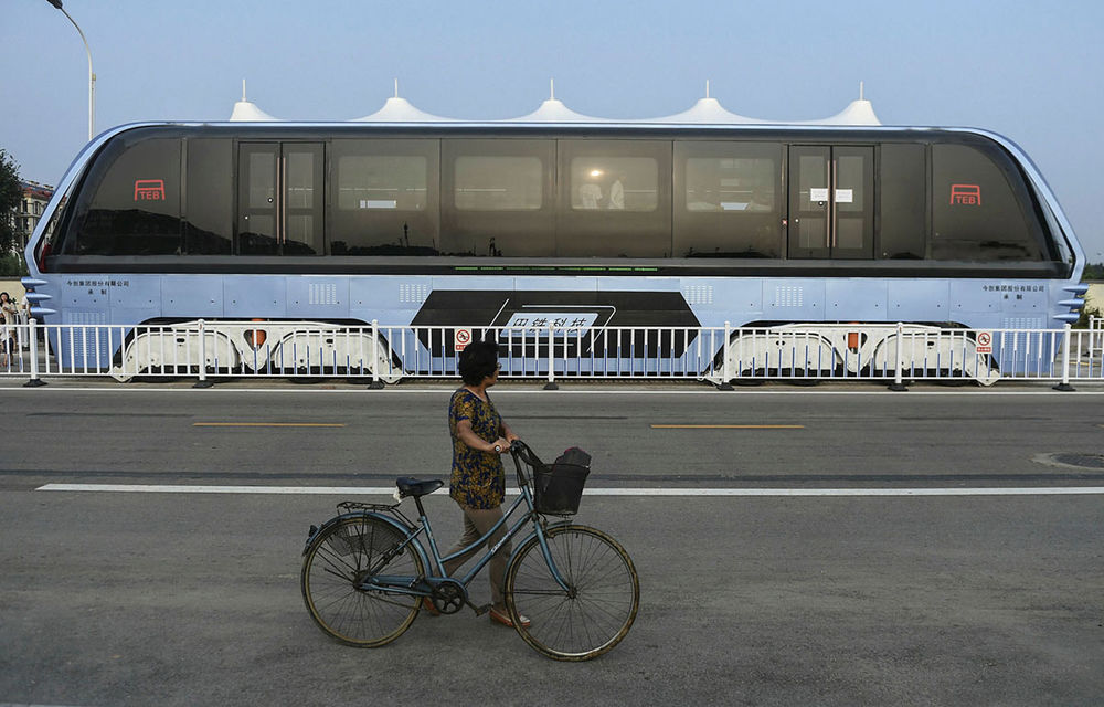 Chinezii au încrucișat un autobuz cu un metrou. Faceți cunoștință cu TEB, autobuzul pe sub care trec mașinile - Poza 3