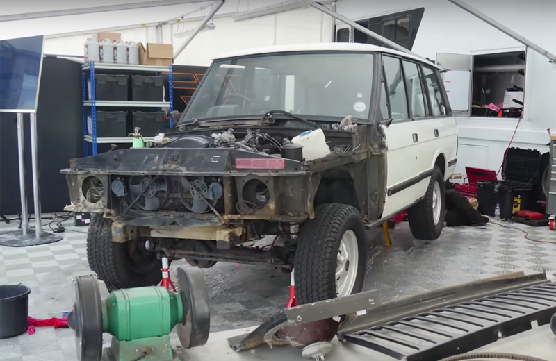 Trei zile de magie retro: o echipă de mecanici din Marea Britanie a restaurat un Range Rover din 1983 în fața publicului (VIDEO) - Poza 1