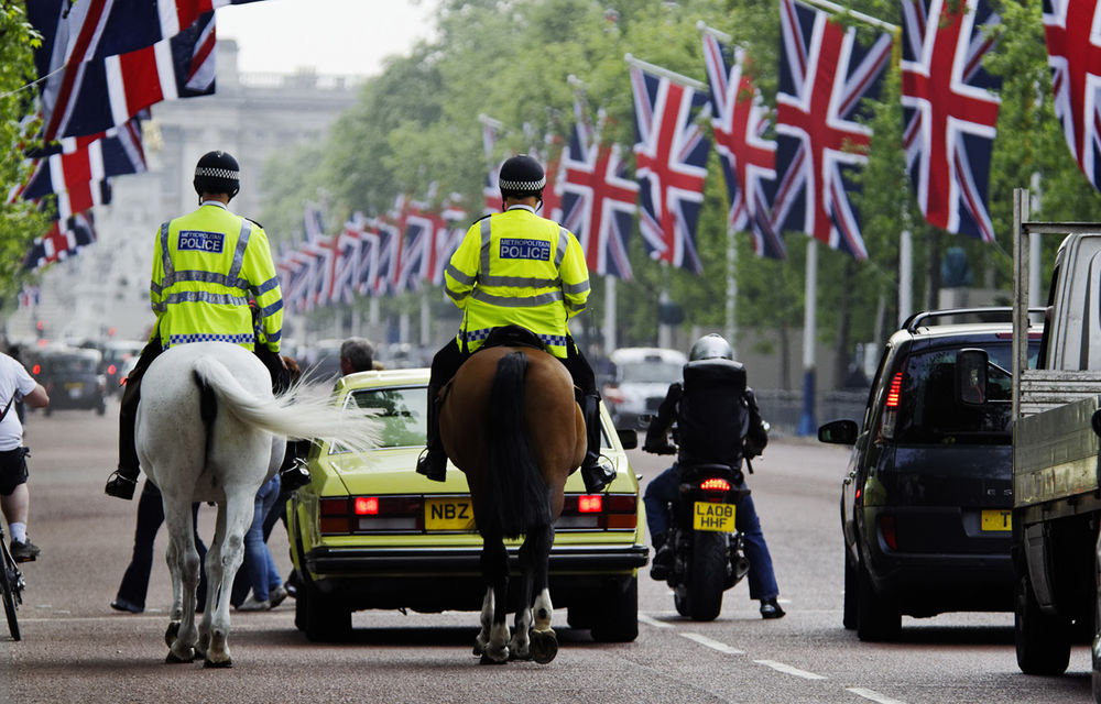 Bancuri cu polițiști: doi ofițeri din Brigada Rutiera londoneză, sancționați după ce au confiscat un Lamborghini pentru a se distra cu el prin oraș - Poza 1