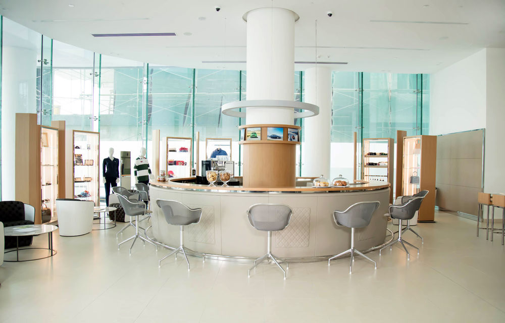 Showroom excentric pentru Bentley în Dubai: 6 etaje, 7000 de metri pătrați, grădină la ultimul etaj - Poza 4