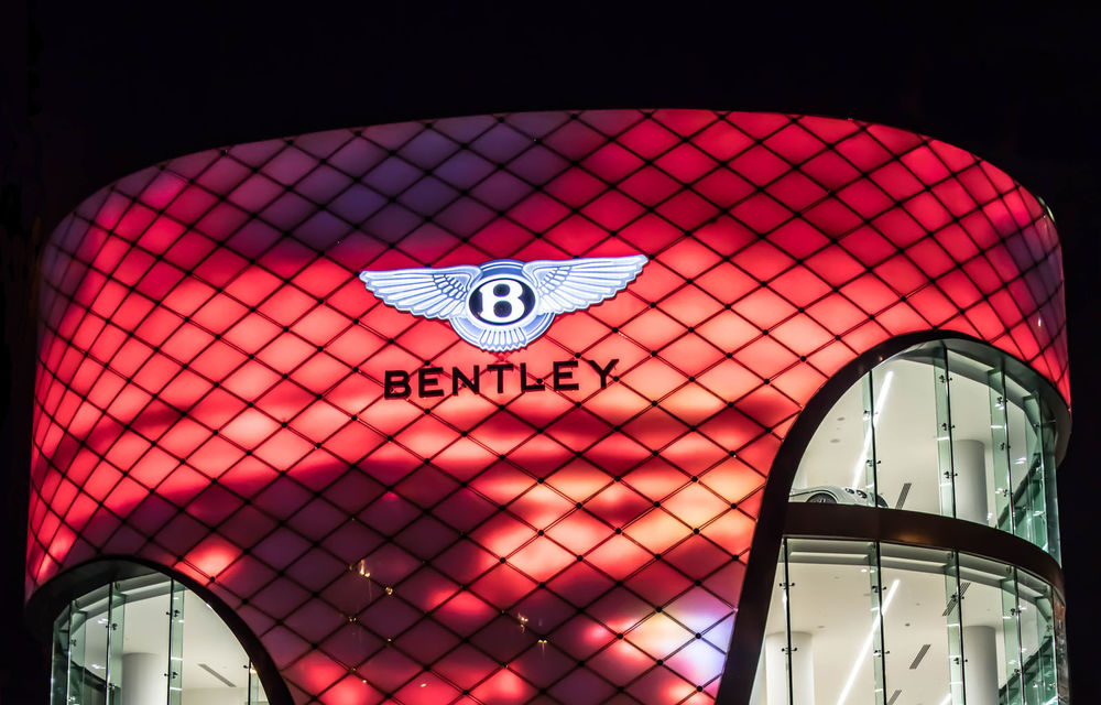 Showroom excentric pentru Bentley în Dubai: 6 etaje, 7000 de metri pătrați, grădină la ultimul etaj - Poza 2