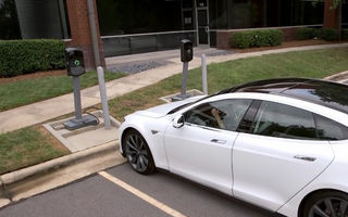 Primul încărcător wireless pentru Tesla Model S este gata: o oră de încărcare oferă 32 de kilometri autonomie