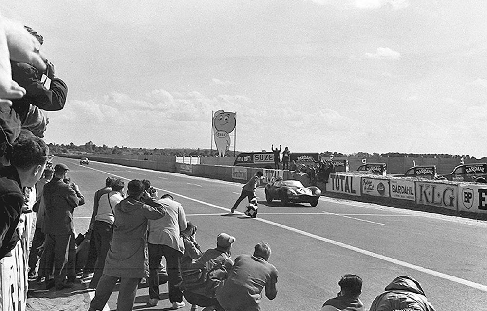Istoria are valoare: un Jaguar D-Type care a câștigat Le Mans în 1956 a devenit cea mai scumpă mașină britanică din istorie - Poza 30