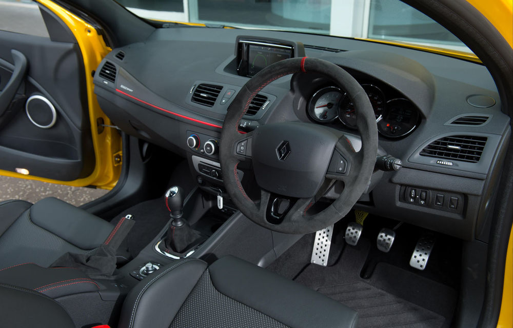 Renault Megane RS a devenit deja mașină de colecție: ultimul exemplar produs se vinde cu 37.000 de euro - Poza 6