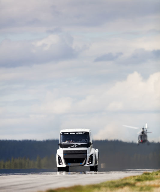 Un camion fără limitare de viteză: Volvo Iron Knight are 2400 de cai putere și este cel mai rapid camion din lume - Poza 7
