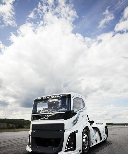 Un camion fără limitare de viteză: Volvo Iron Knight are 2400 de cai putere și este cel mai rapid camion din lume - Poza 8