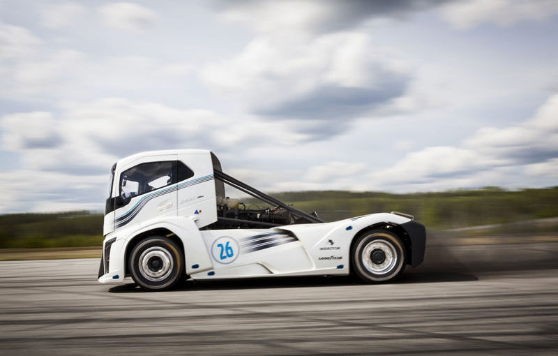 Un camion fără limitare de viteză: Volvo Iron Knight are 2400 de cai putere și este cel mai rapid camion din lume - Poza 1