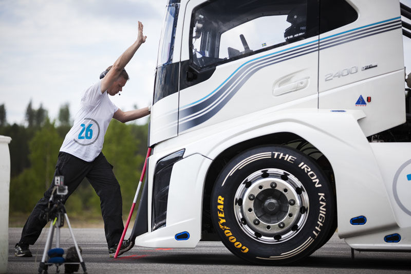 Un camion fără limitare de viteză: Volvo Iron Knight are 2400 de cai putere și este cel mai rapid camion din lume - Poza 6
