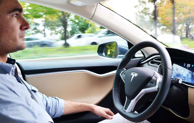 Tesla aruncă batista: nu va dezactiva Autopilot, dar va limita folosirea lui de către șoferii indisciplinați - Poza 1