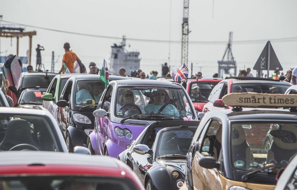 Micul Smart a atras o mare de oameni: peste 1600 de mașini au stabilit un nou record mondial pentru cea mai numeroasă reuniune - Poza 10