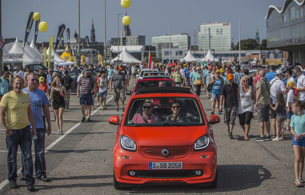 Micul Smart a atras o mare de oameni: peste 1600 de mașini au stabilit un nou record mondial pentru cea mai numeroasă reuniune - Poza 9