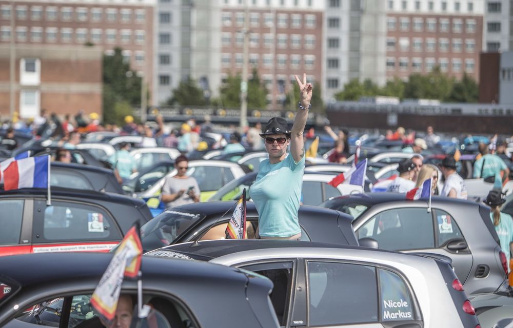 Micul Smart a atras o mare de oameni: peste 1600 de mașini au stabilit un nou record mondial pentru cea mai numeroasă reuniune - Poza 14