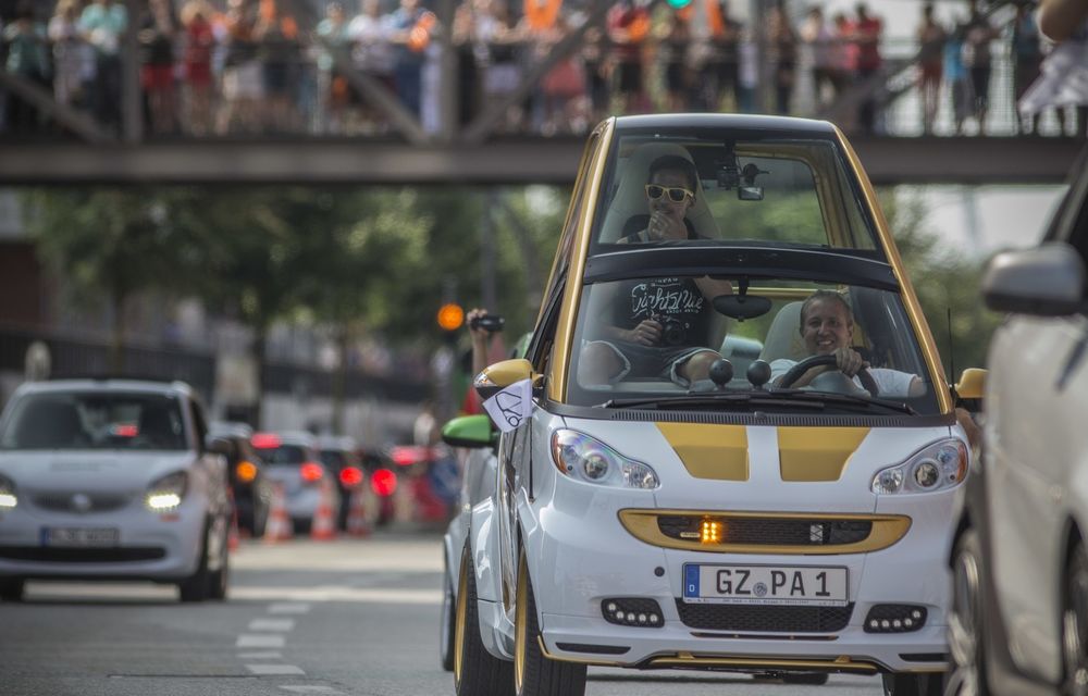 Micul Smart a atras o mare de oameni: peste 1600 de mașini au stabilit un nou record mondial pentru cea mai numeroasă reuniune - Poza 12