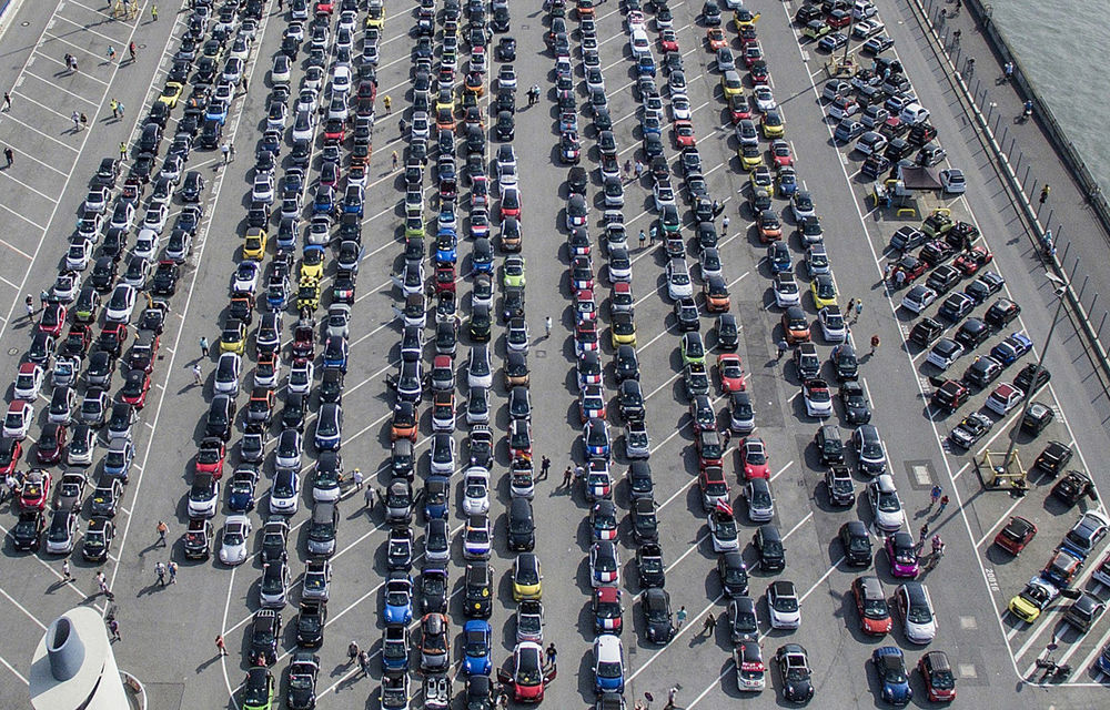 Micul Smart a atras o mare de oameni: peste 1600 de mașini au stabilit un nou record mondial pentru cea mai numeroasă reuniune - Poza 1