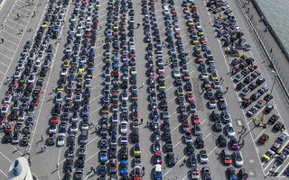 Micul Smart a atras o mare de oameni: peste 1600 de mașini au stabilit un nou record mondial pentru cea mai numeroasă reuniune