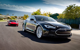 Încă un pas spre maşinile autonome: modelele Tesla vor putea ieşi singure de pe autostrăzi şi de pe nodurile rutiere
