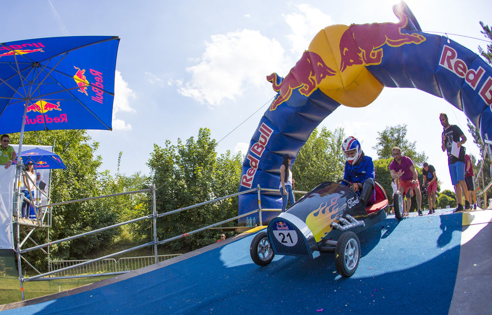 Distracţie totală în cursa cu maşini artizanale nemotorizate de la Cluj: 40 de echipe au luptat pentru victorie la Red Bull Soapbox - Poza 5