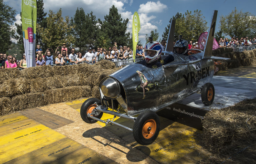 Distracţie totală în cursa cu maşini artizanale nemotorizate de la Cluj: 40 de echipe au luptat pentru victorie la Red Bull Soapbox - Poza 1