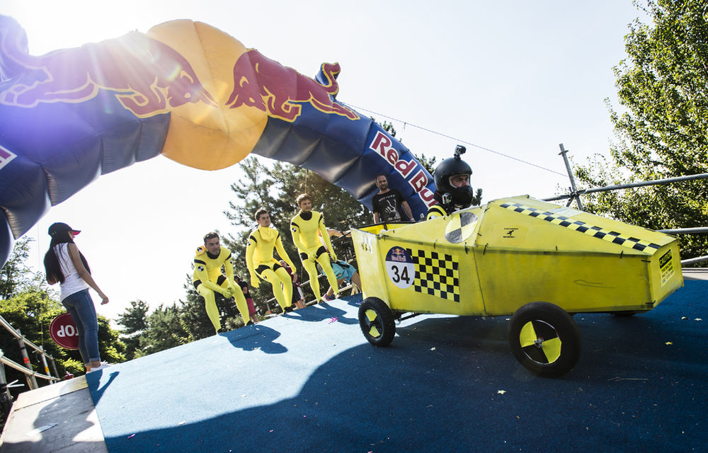 Distracţie totală în cursa cu maşini artizanale nemotorizate de la Cluj: 40 de echipe au luptat pentru victorie la Red Bull Soapbox - Poza 6