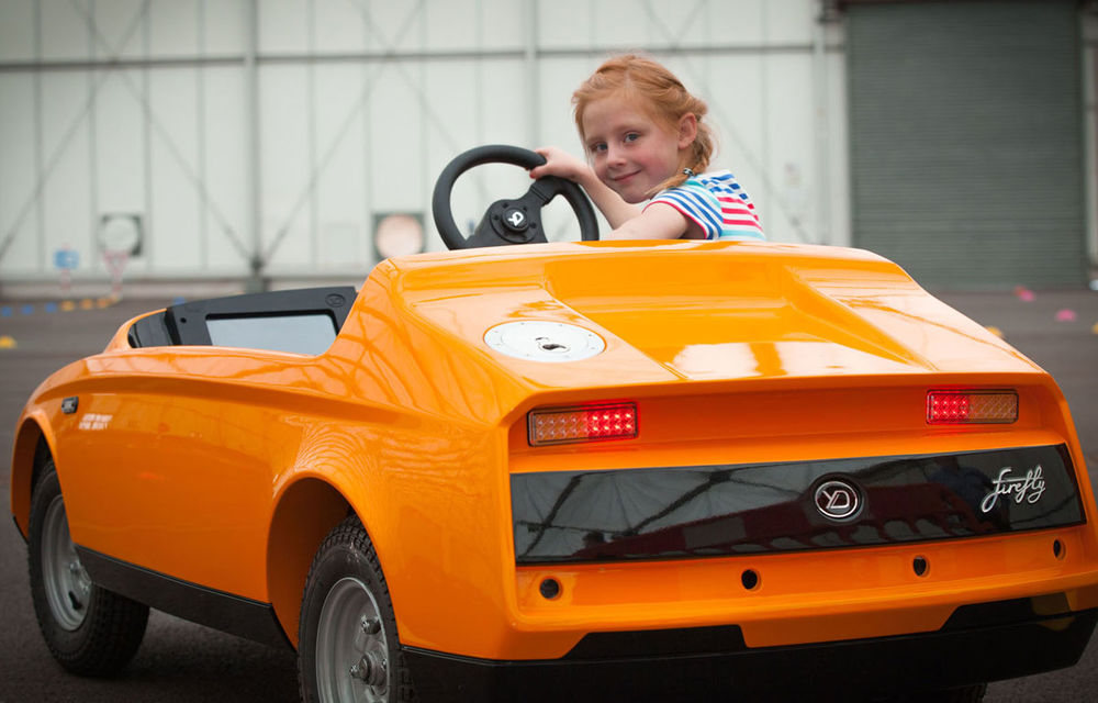Copii transformați în șoferi: englezii au lansat o mașină de 7000 de euro pentru copiii mai mici de zece ani - Poza 1