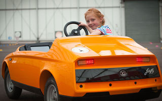 Copii transformați în șoferi: englezii au lansat o mașină de 7000 de euro pentru copiii mai mici de zece ani