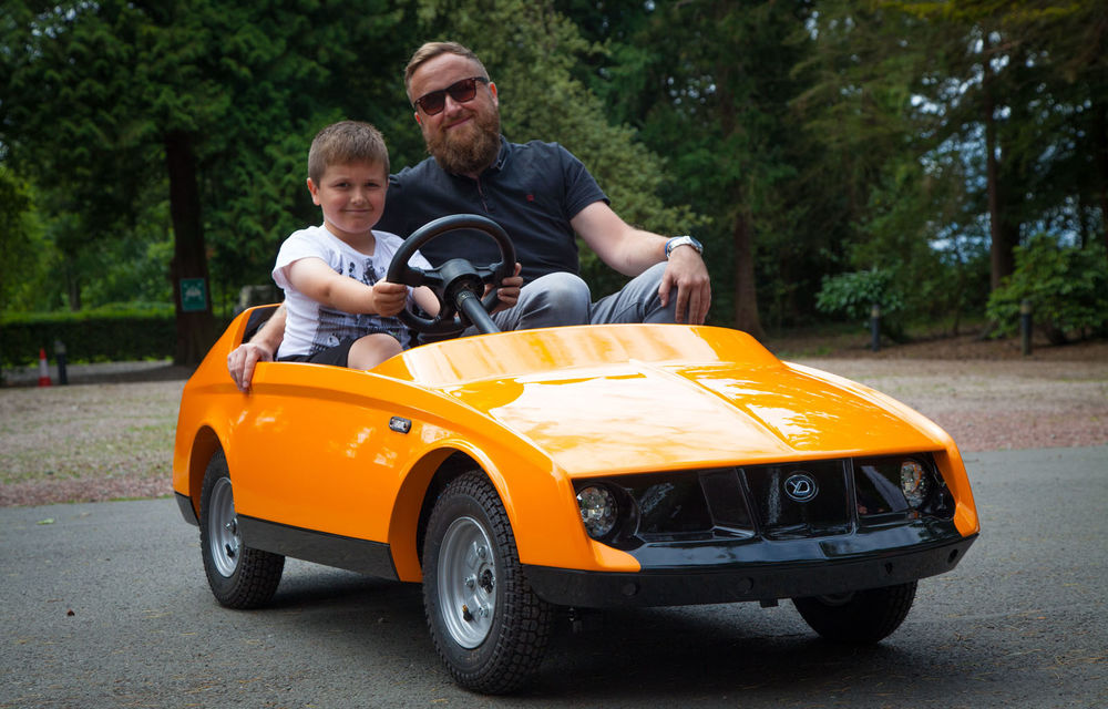 Copii transformați în șoferi: englezii au lansat o mașină de 7000 de euro pentru copiii mai mici de zece ani - Poza 5