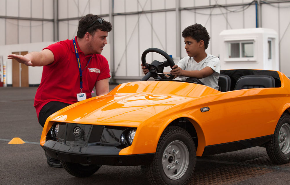 Copii transformați în șoferi: englezii au lansat o mașină de 7000 de euro pentru copiii mai mici de zece ani - Poza 2