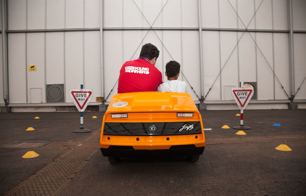 Copii transformați în șoferi: englezii au lansat o mașină de 7000 de euro pentru copiii mai mici de zece ani - Poza 3