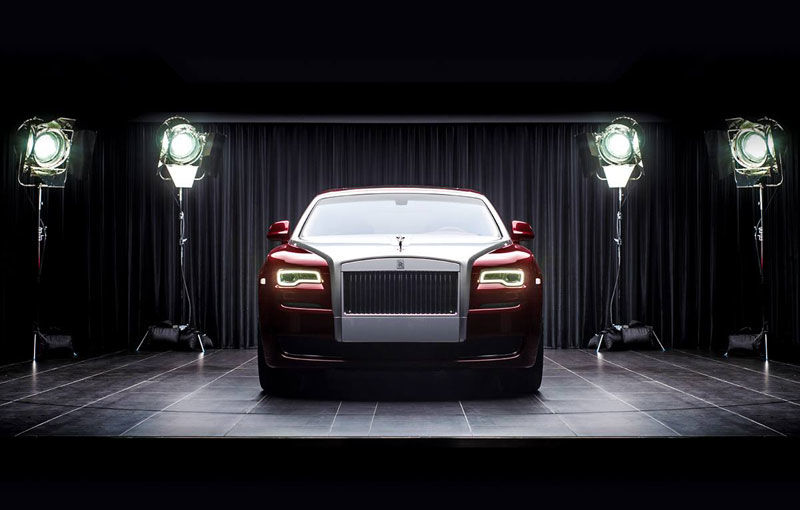 Rolls Royce adoptă o strategie diferită de Bentley: &quot;Nu vom renunța la motoarele V12 și nu vom face mașini mai mici decât Ghost&quot; - Poza 1